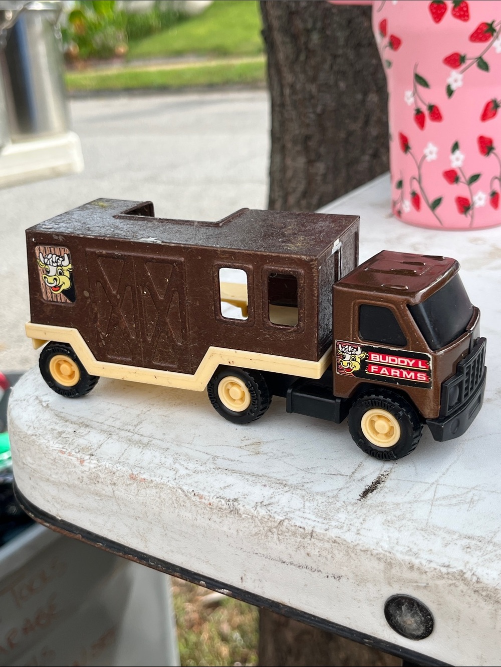 Brown Farm Truck Toy - Brown and Cream